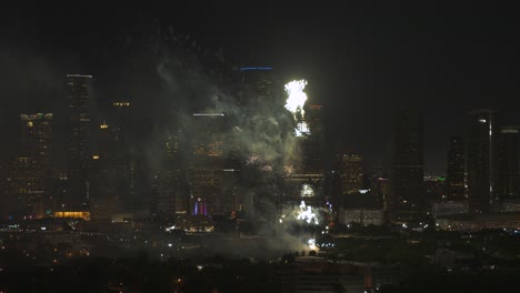 Vista-De-Drones-De-Los-Fuegos-Artificiales-Del-4-De-Julio-En-El-Centro-De-Houston