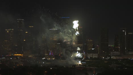 vista de avión no tripulado de los fuegos artificiales del 4 de julio sobre el centro de houston