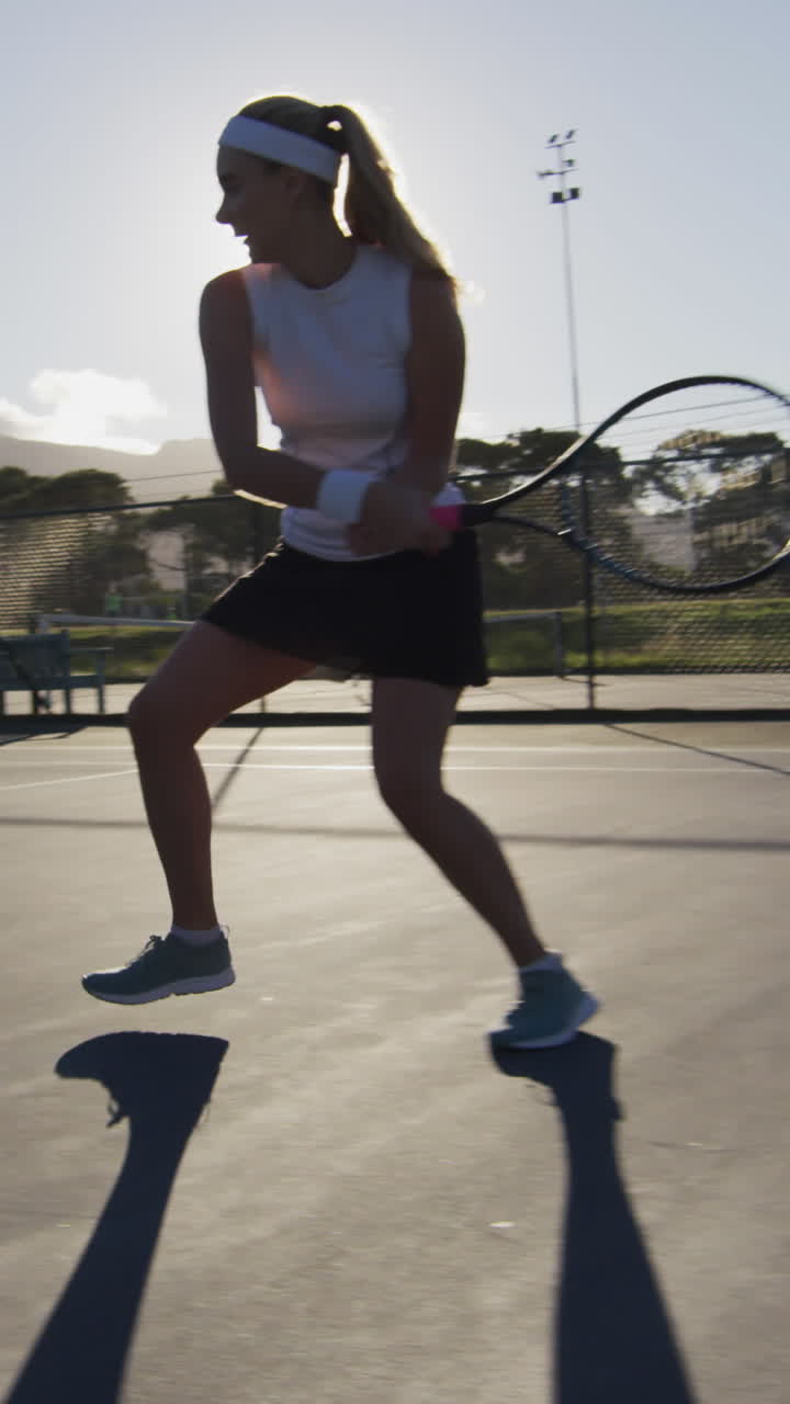 video de una tenista caucásica entrenando al atardecer