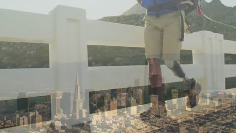 animación del paisaje urbano sobre un hombre afroamericano discapacitado con pierna artificial caminando