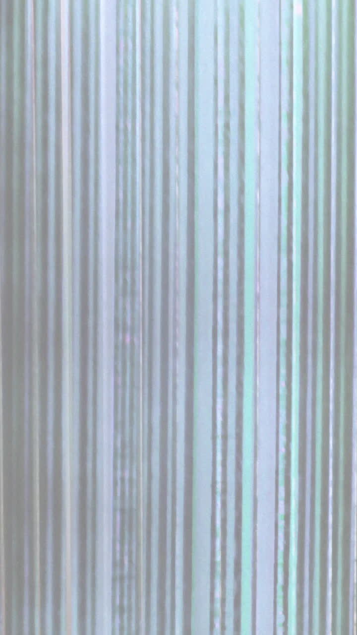 Effetto glitch digitale con linee verticali e rumore statico