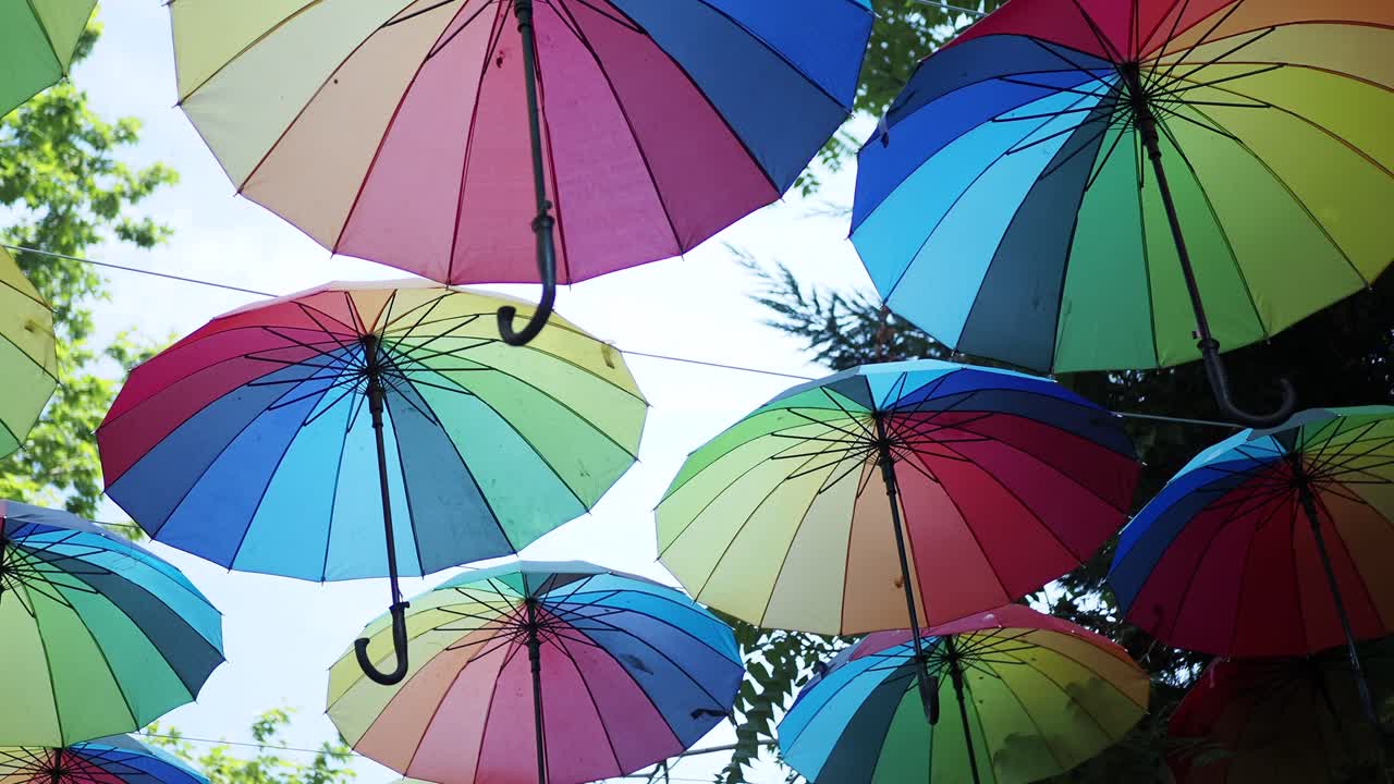 다채로운 매달린 우산