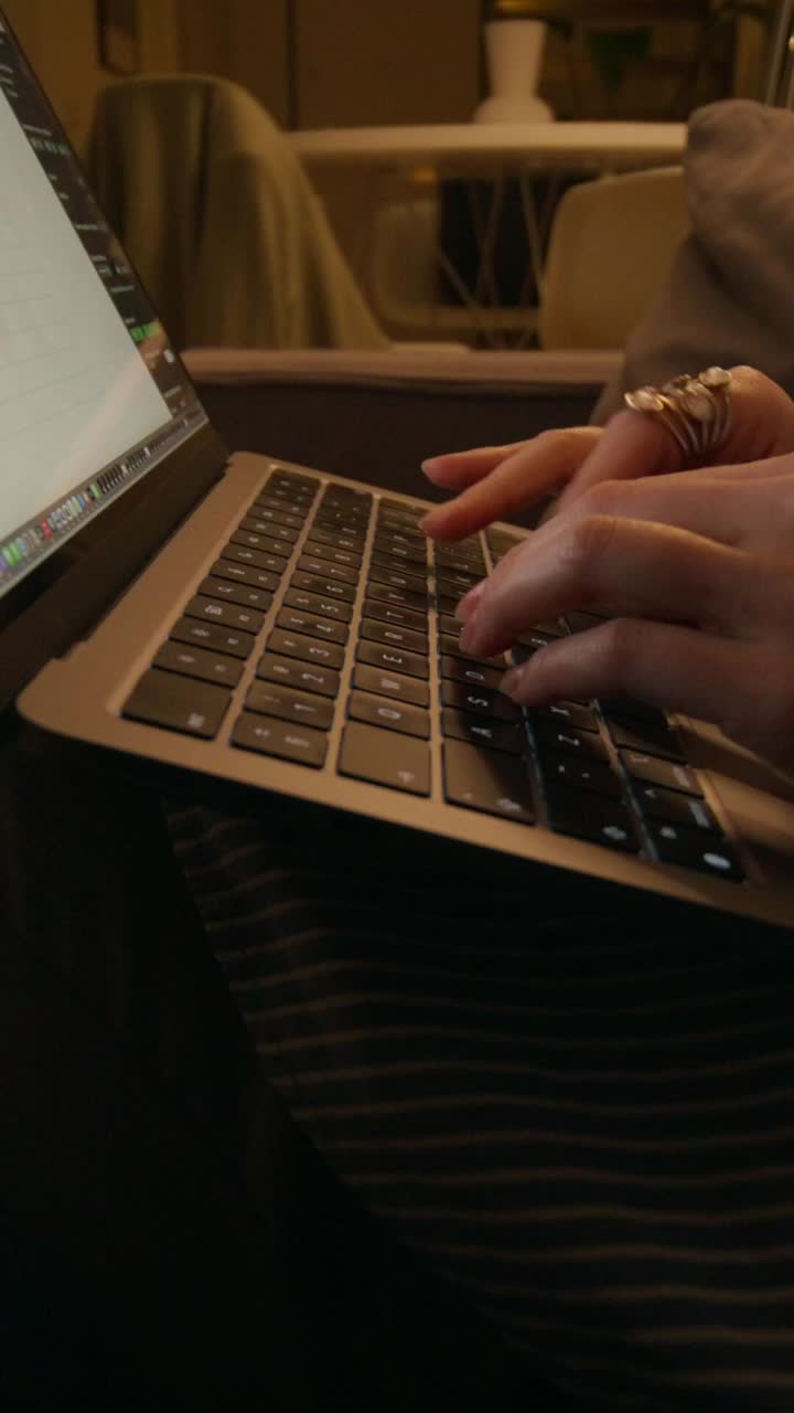 一個女人在筆記型電腦上打字