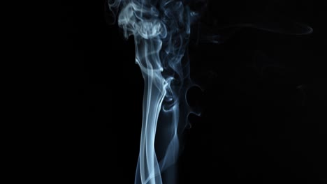 el chorro de humo azul de abajo hacia arriba se eleva entre el humo gris.