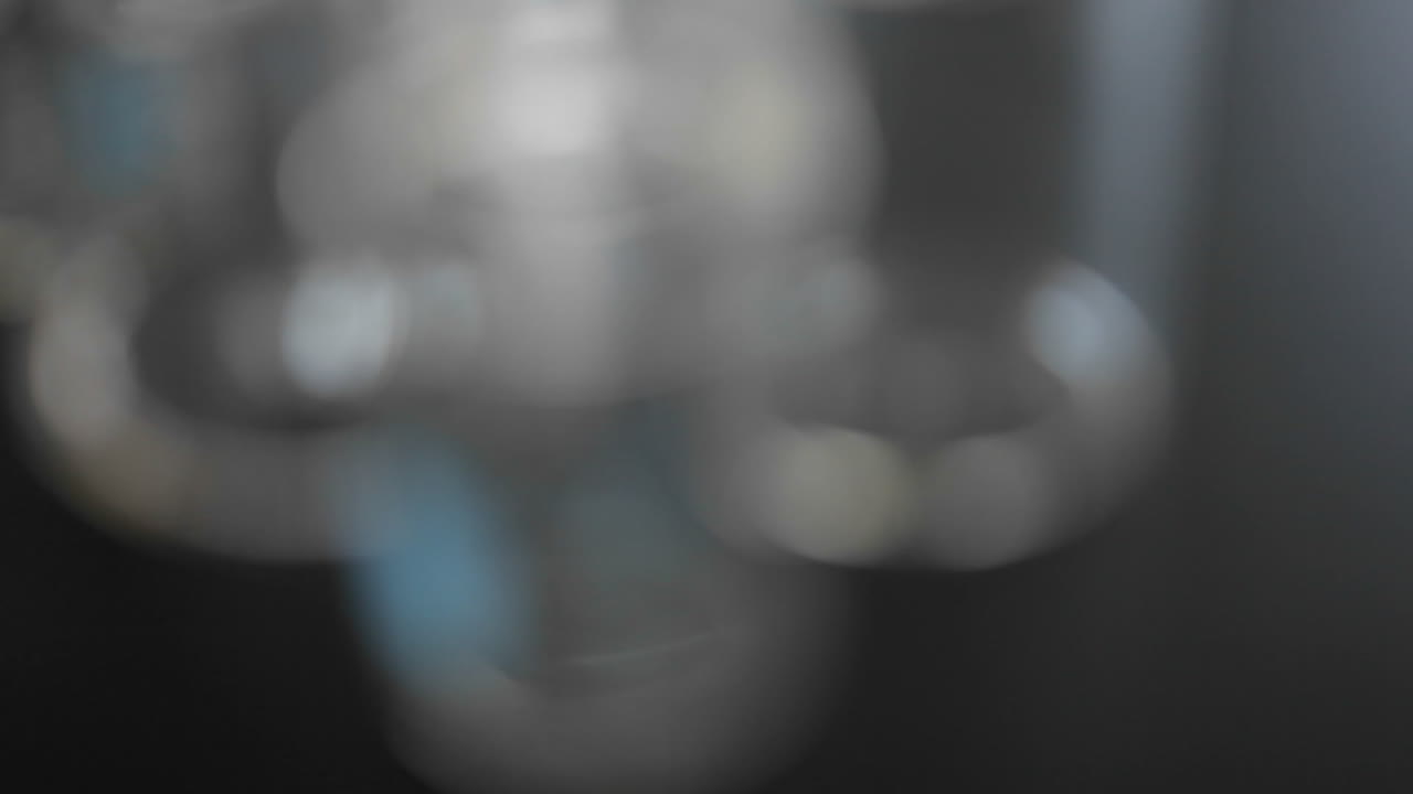 유리 실험기구는 카운터에 앉아