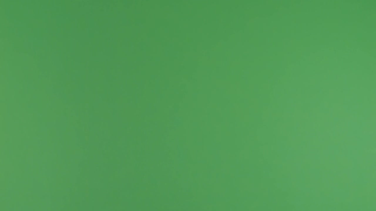 mano mostrando tres dedos contra la pantalla verde