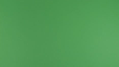 mano mostrando tres dedos contra la pantalla verde