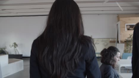회의실 에서 테이블 에 앉아 있는 사업가 들
