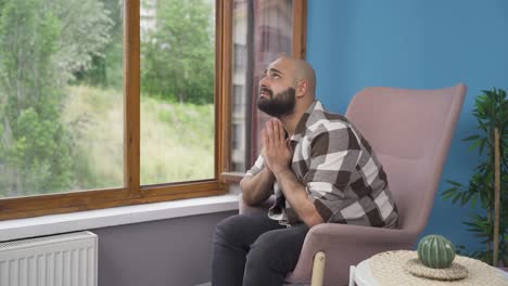 Christlicher-Mann,-Der-Vor-Dem-Fenster-Betet.