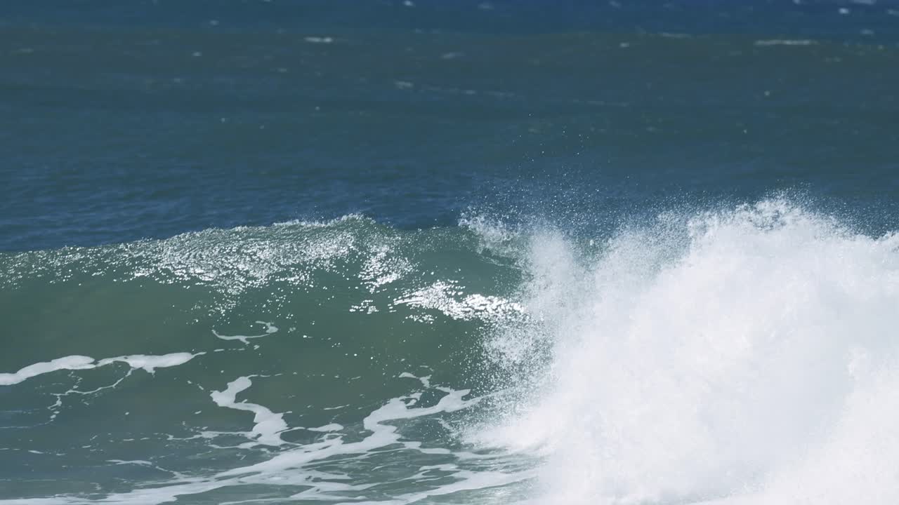 강력한 바다 파도가 격렬한 바다에서 배럴 튜브를 형성합니다.