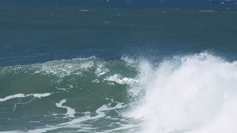 poderosas olas oceánicas que forman un tubo de barril en mares agitados