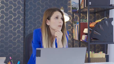 una mujer de negocios atenta, estresada y preocupada.