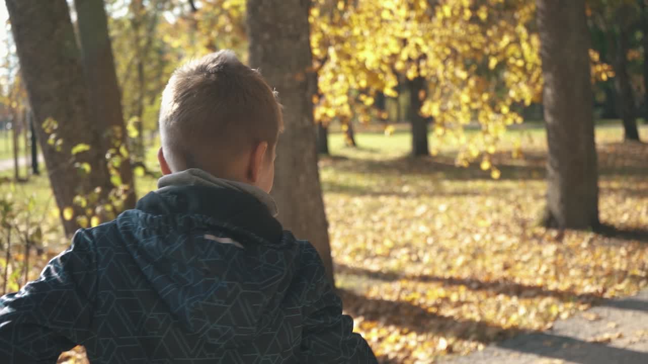 종이 비행기로 가을 colorfull 공원 놀이 소년