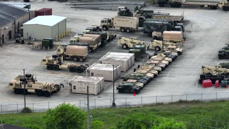 US-Armeedepot-Mit-Lastkraftwagen-Und-Humvee-Ausrüstungslager-Bereit-Für-Den-Krieg