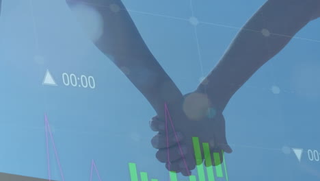 animación del procesamiento de datos financieros sobre personas caucásicas tomadas de la mano