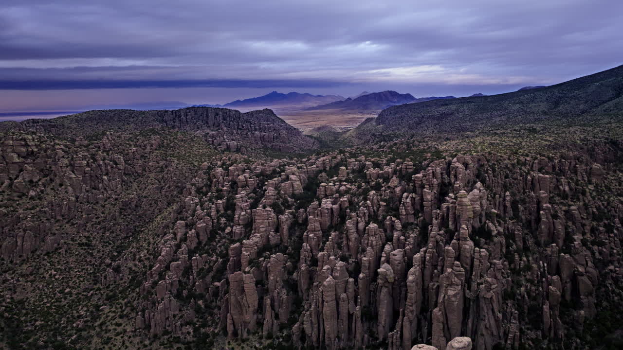 치리카와 국립 기념물 위를 날아다니는 무인기 영상