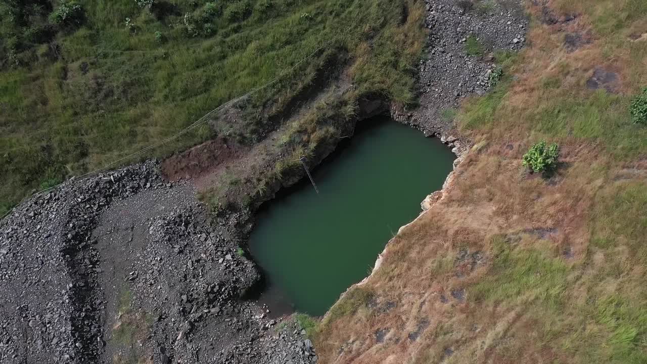공중: 인도의 식물에 물을 주기 위한 인공 호수가 있는 계곡의 지속 가능한 삼림 농장