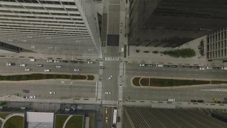 muchos coches y camiones dirigiéndose hacia chicago