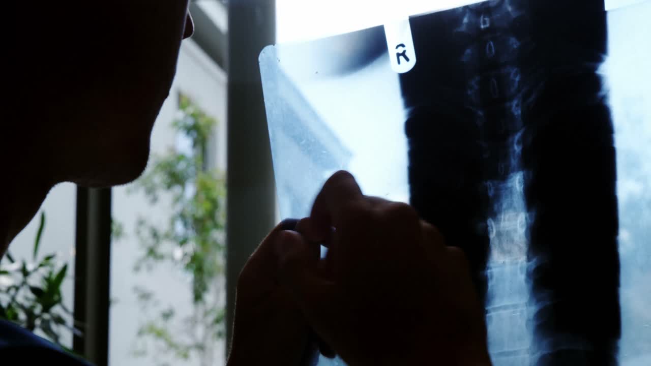 informe de radiografía del médico que lo examinó