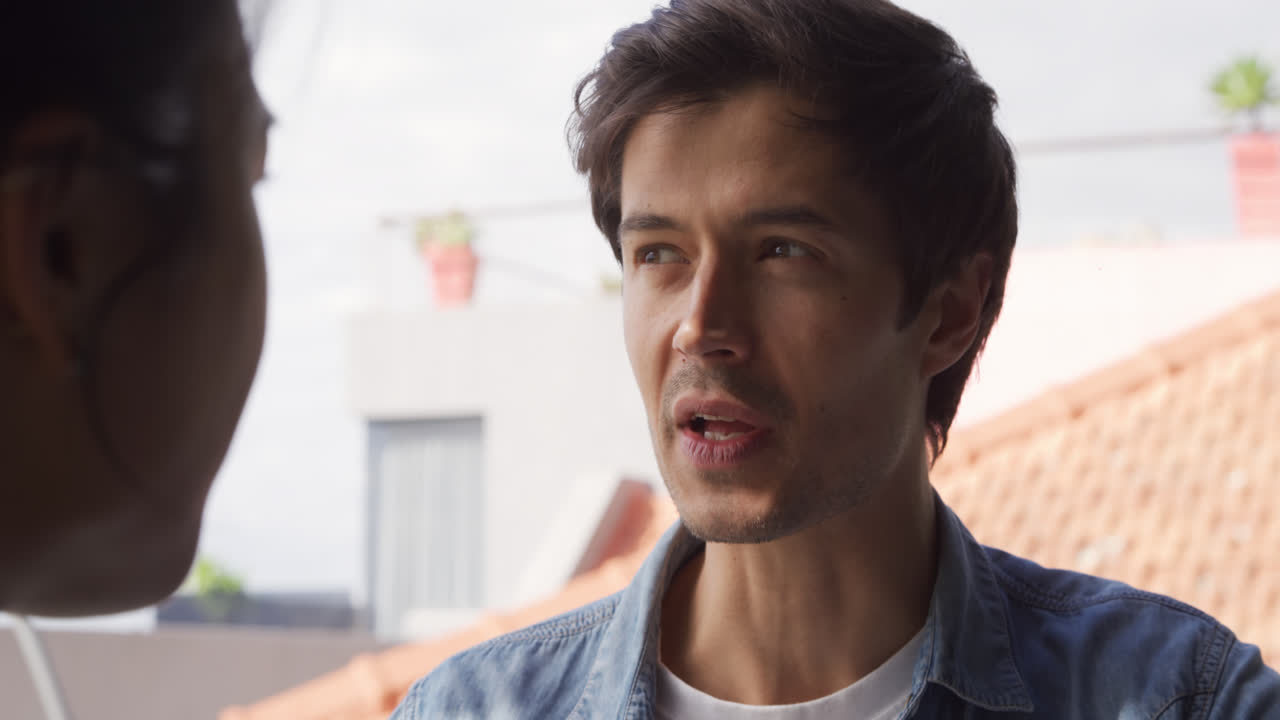 지붕 에서 토론 하는 친구 들