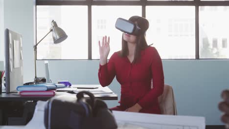 mujer de negocios usando auriculares vr en la oficina moderna