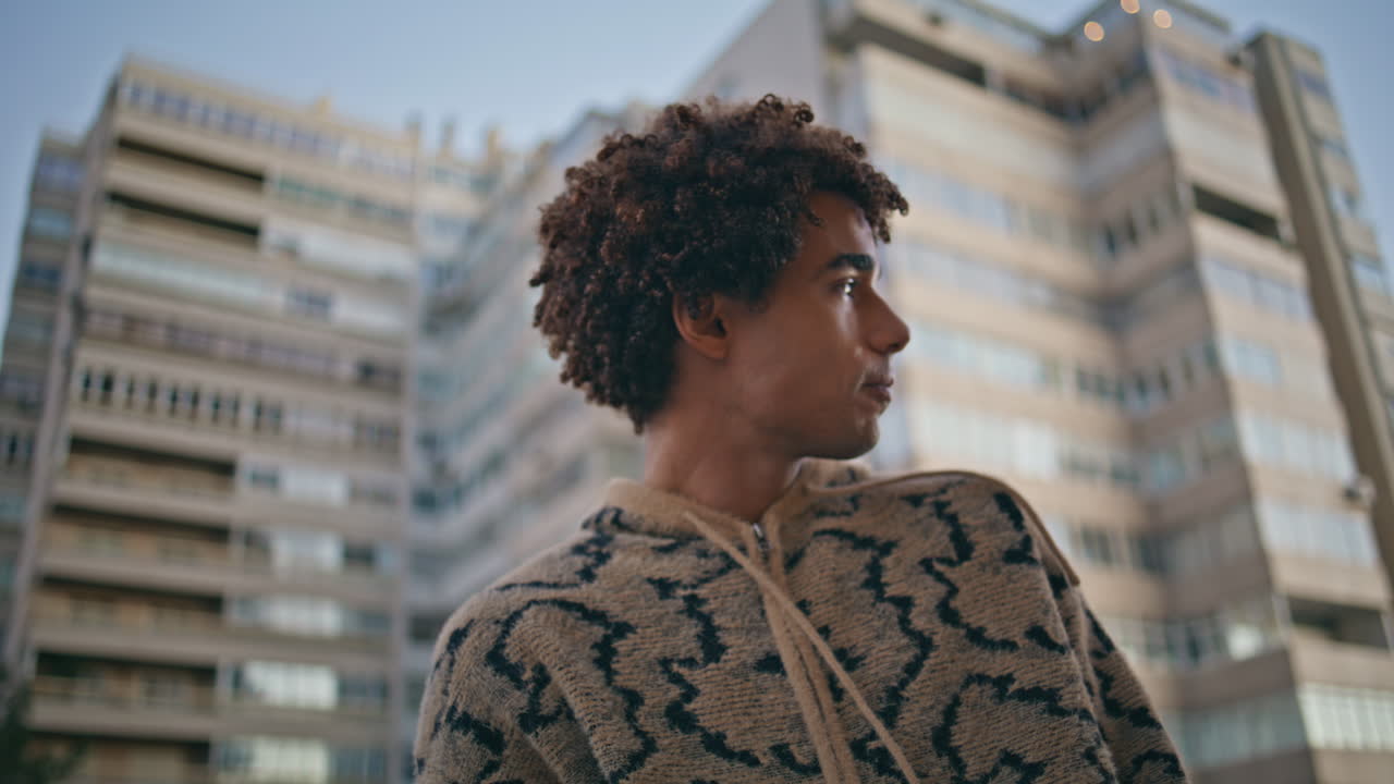 un tipo despreocupado mirando el paisaje de la ciudad de cerca. relajado, guapo, hipster, disfruta del fin de semana.