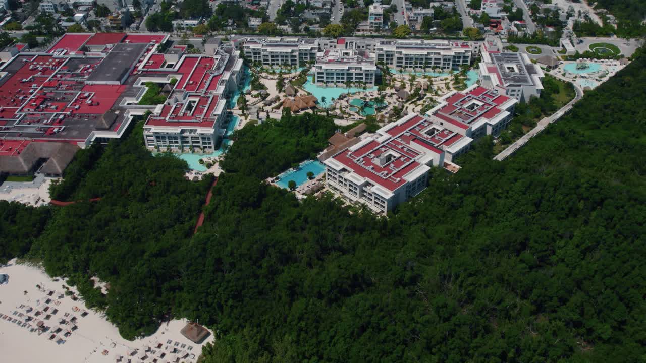파라디수스 플라야 델 카르멘(paradisus playa del carmen)에서 멀어져 리조트 경계의 열대 수역을 드러내는 넓은 공중 촬영