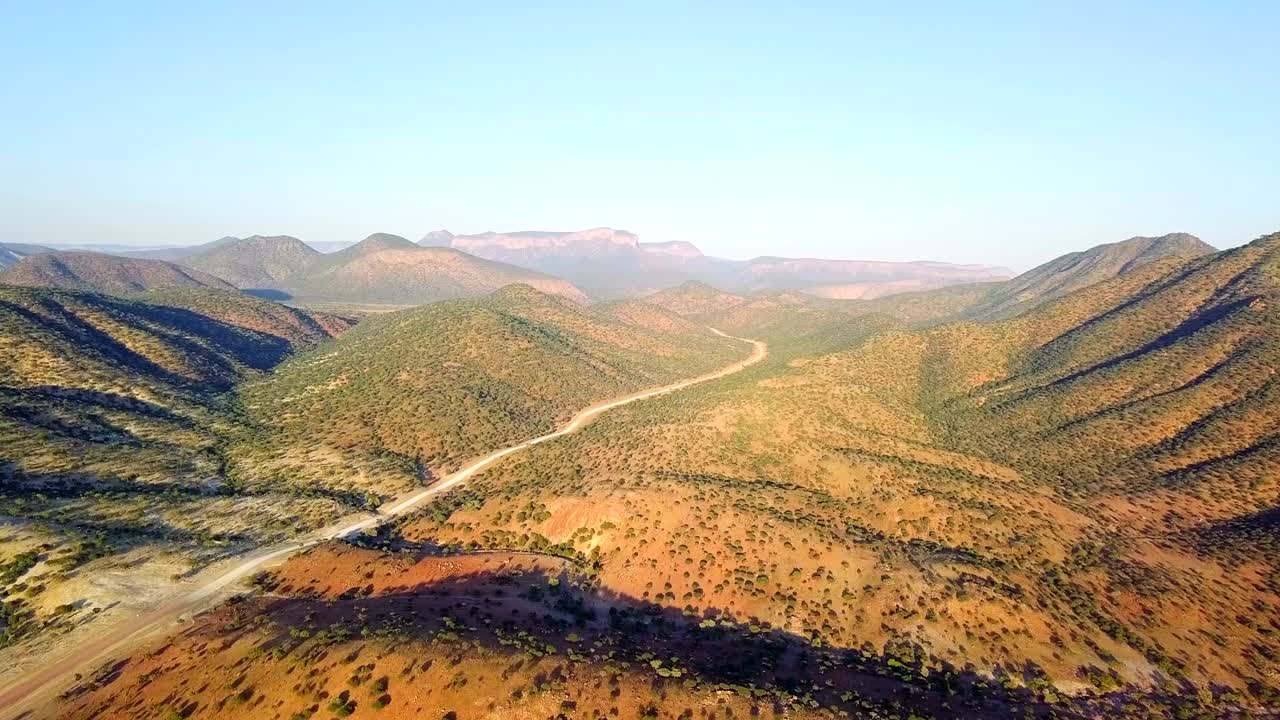 나미비아 북부 풍경과 도로