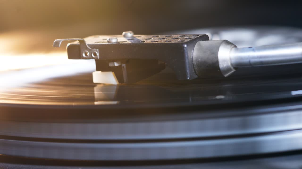 턴테이블 카트리지와 비닐 레코드의 클로즈업