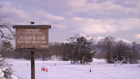 Signo-Del-Parque-Nacional-Onuma-Koen-Quasi-Y-Las-Tres-Nuevas-Vistas-De-Japón