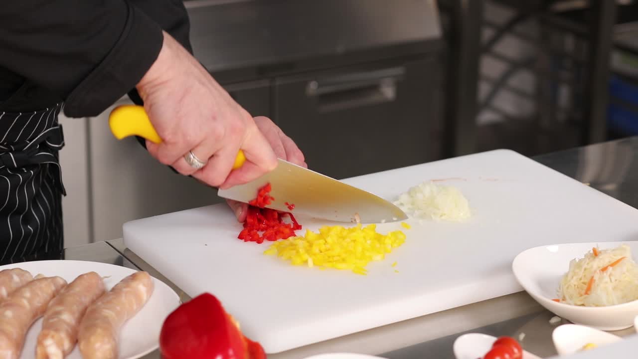 chef cortando verduras para un plato