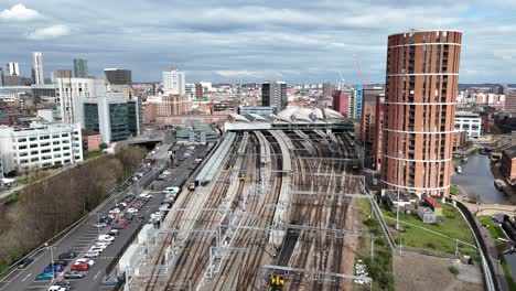 el tren sale de la estación de tren de leeds, ciudad del reino unido. drone, aéreo.