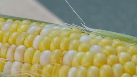 Schöne-Makro-Nahaufnahme-Pfanne-über-Einen-Frisch-Gepflückten,-Reifen-Maiskolben