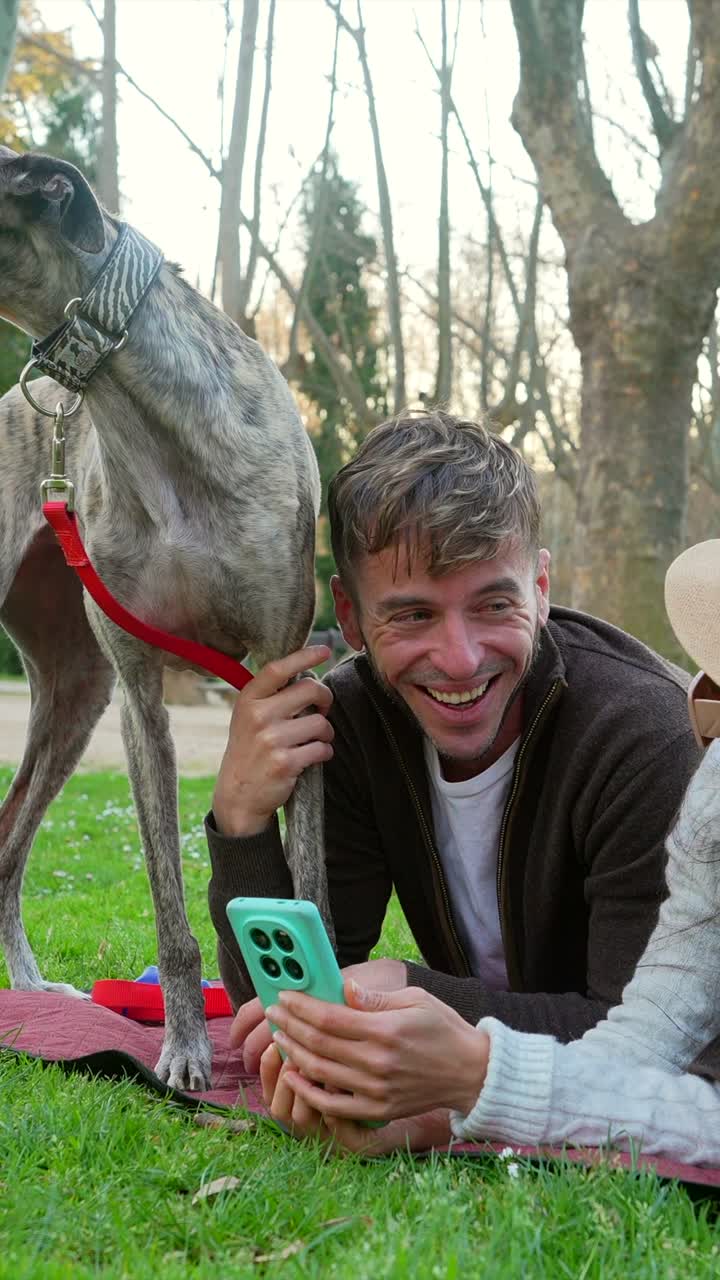 Parkta Çimlerde Dinlenen Greyhound Köpeğiyle Mutlu Çift