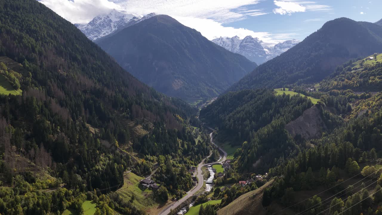 Stelvio, passi montani dello Stelvio. Strada tortuosa nelle Alpi italiane. Video aereo
