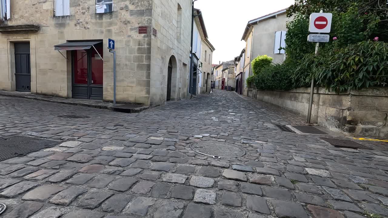 Stille gatebilde med historisk arkitektur