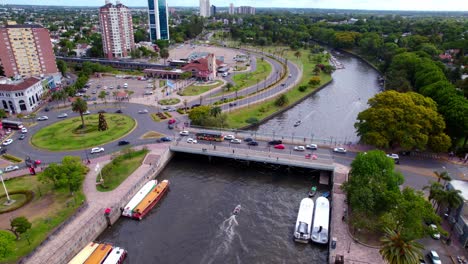 vista aérea de drones sobre el río tigre en buenos aires, argentina