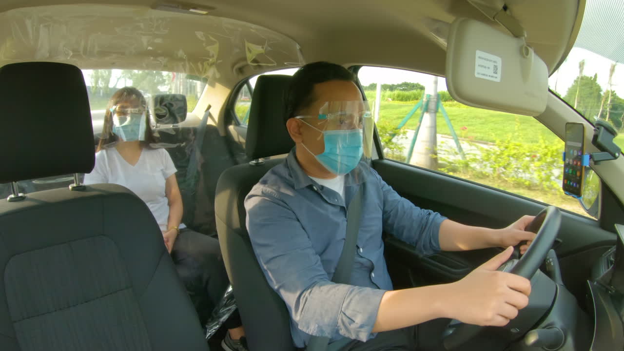 코로나바이러스 대유행 기간 동안 우버 운전자가 운전하는 플라스틱 장벽이 있는 차량