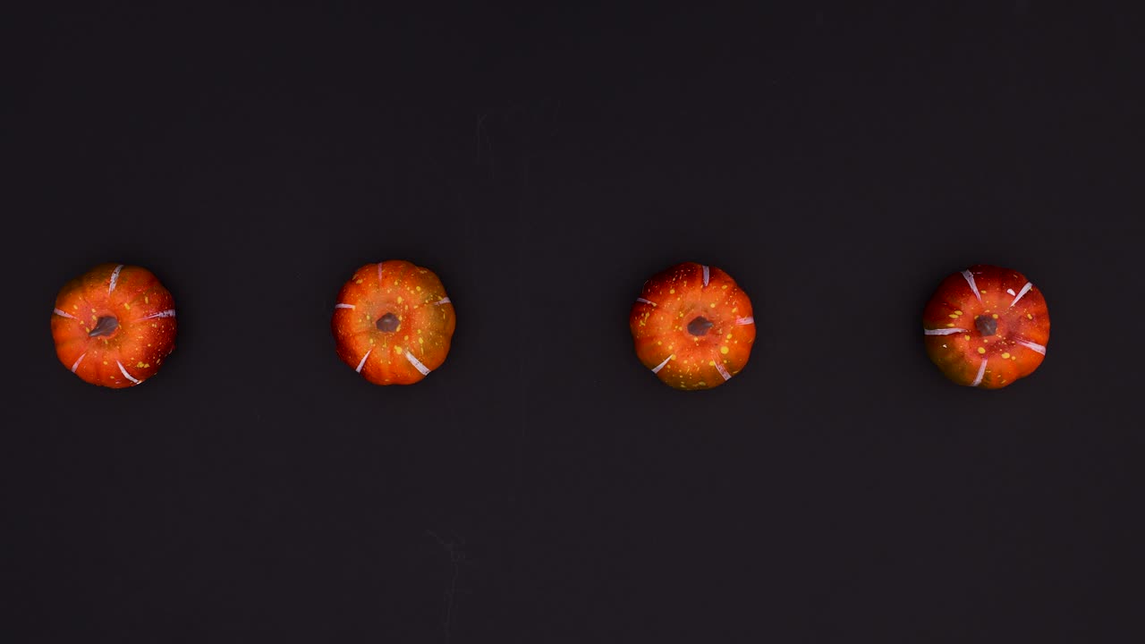 las calabazas giran en círculo en tema negro. detenga el movimiento