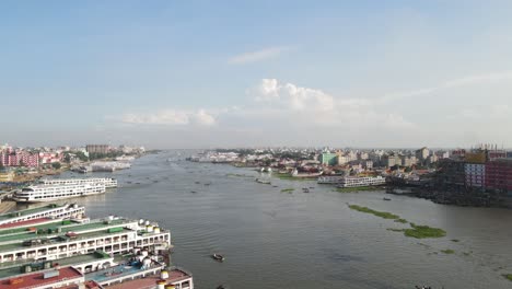 Steigende-Luftaufnahmen-Entlang-Von-Passagierfähren-Im-Terminalbereich-Des-Geschäftigsten-Hafens-Von-Dhaka-I