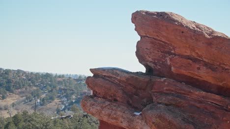 Red-sandstone-formations-at-Garden-of-the-Gods-with-clear-blue-sky,-Colorado-Springs,-midday