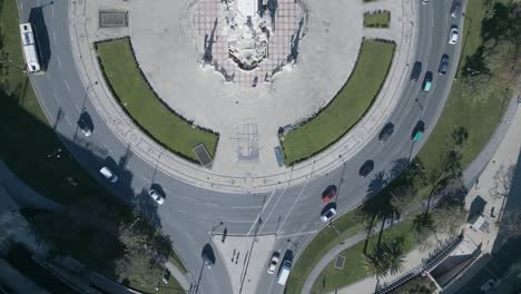primer plano del tráfico que fluye a lo largo de la rotonda del marques de pombal en un día soleado