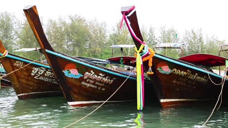 traditionelle boote, die in ruhigen krabibewässern anlegen