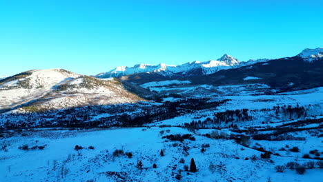 Vuelo-Lento-Lejos-De-La-Cordillera-Sawatch-En-Colorado-Durante-La-Puesta-De-Sol