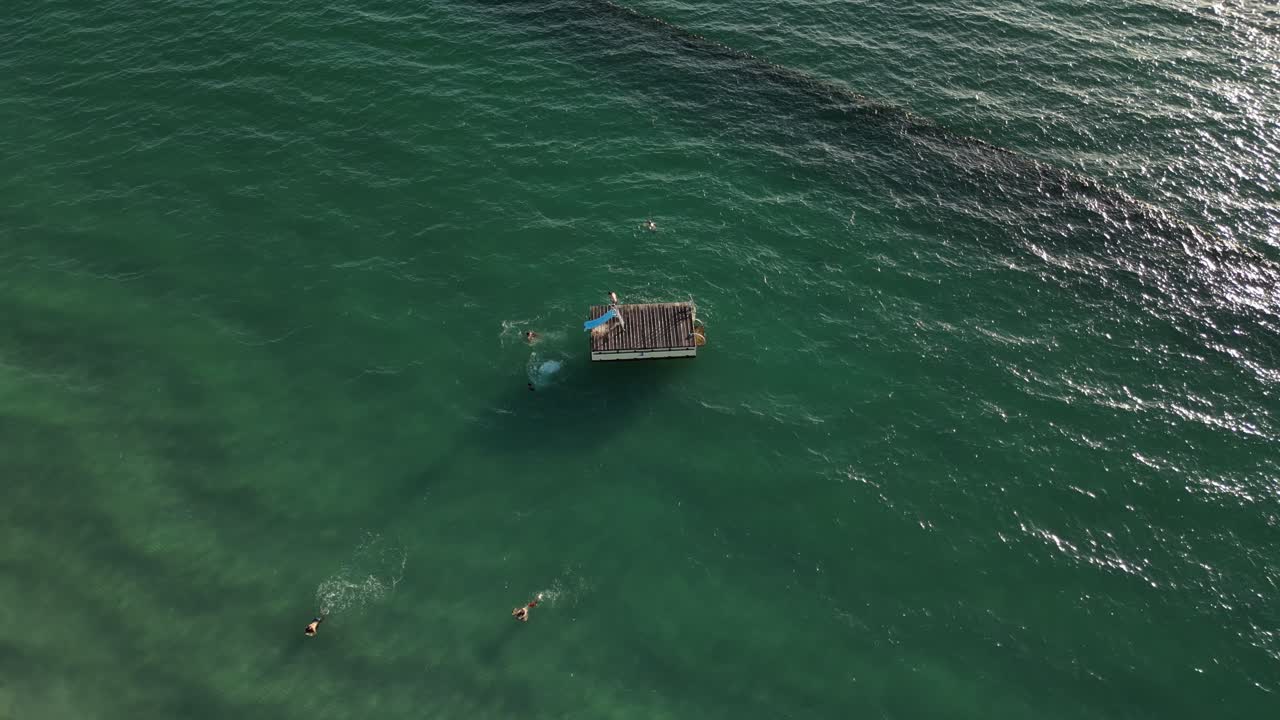 태평양 에서 즐겁게 놀고 있는 사람 들 이 해가 지는 시간 에 플랫폼 에서 뛰어내리는 공중 상상