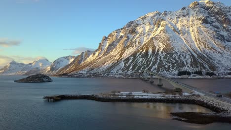 noruega es un país con muchos puentes, debido al fiordo, el agua se abre camino a través de la montaña