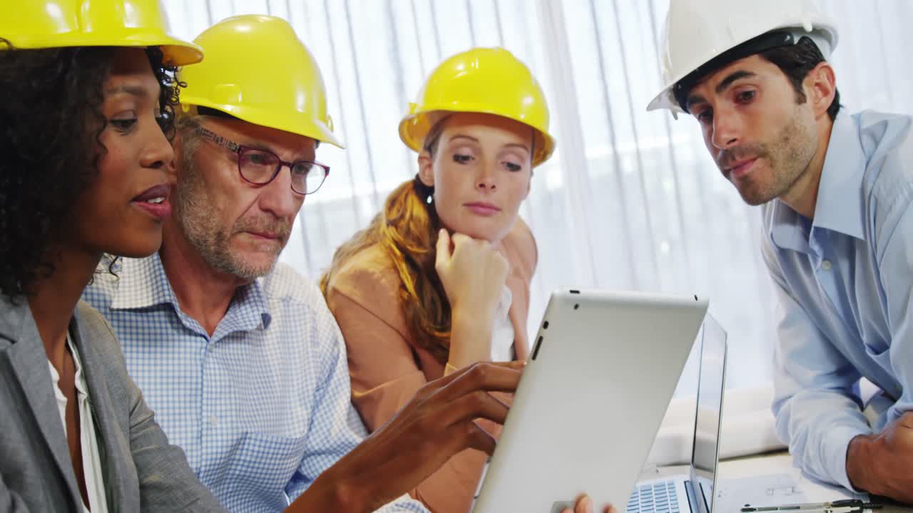 mujer de negocios y compañeros de trabajo discutiendo en una tableta digital