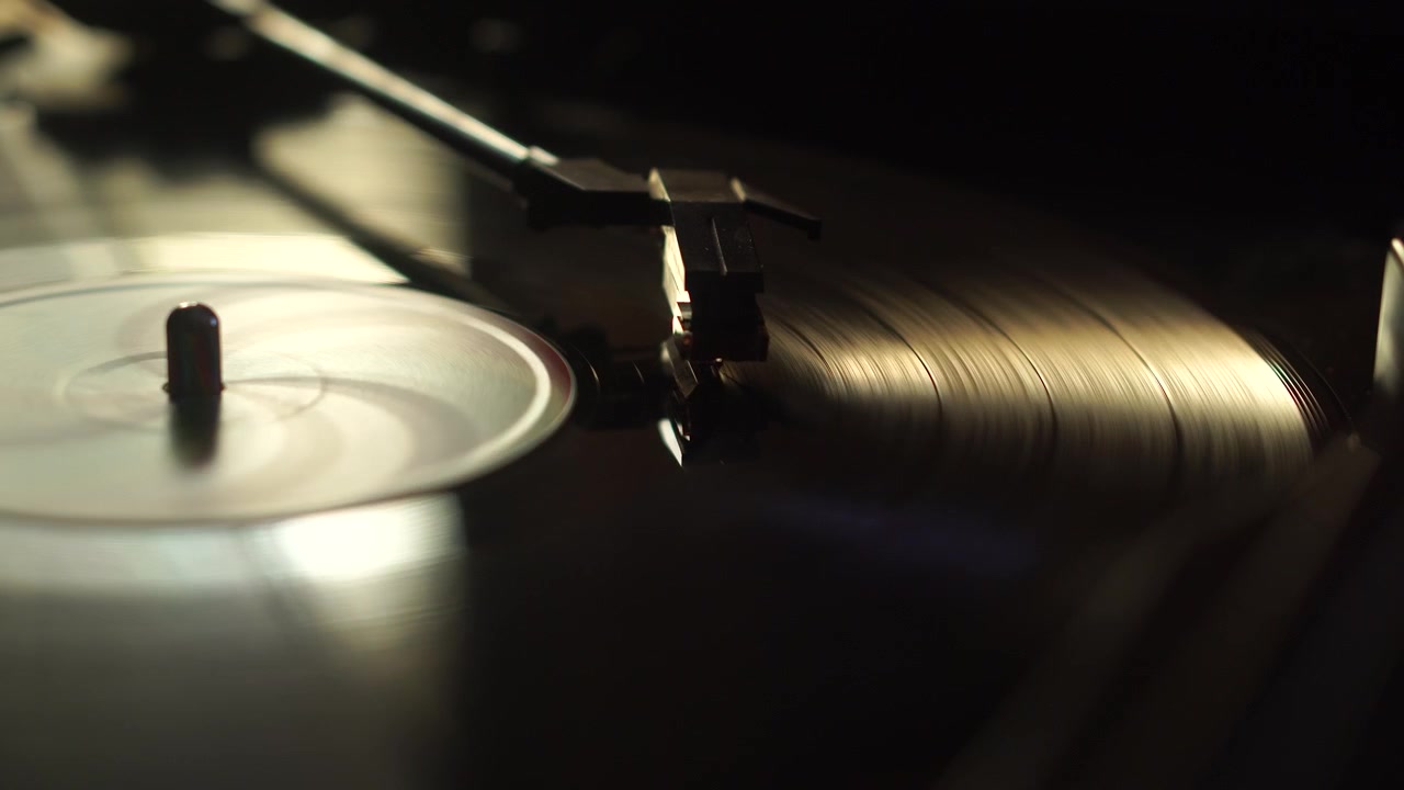 Riproduzione di un disco in vinile vintage e arresto automatico sul giradischi, autentica atmosfera della stanza