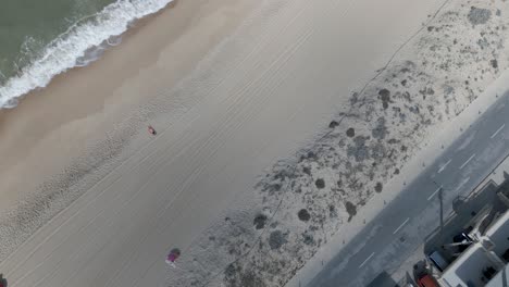 Vista-Aérea-De-La-Playa-Y-La-Costa-Del-Océano-Atlántico