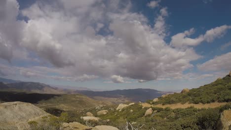 lapso de tiempo de las nubes en el desierto cerca del sendero de la cresta del pacífico